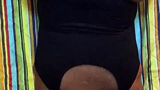 Ebony babe shakes big black ass seductively