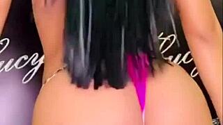 Jolie Jeune Femme Sexy Lingerie Thong Tease