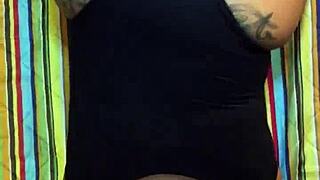 Ebony babe shakes big black ass seductively