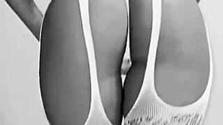 Jolie Jeune Femme Sexy Lingerie Thong Tease