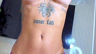 Wanna see me rebolar no pau dele with shortinho curto up my rabo?