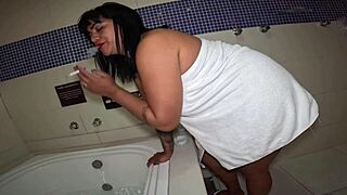 safada motel girl jerks in tub then smokes after hairy pussy doggystyle