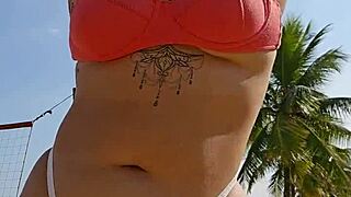 estou na praia gravando e provocando os machos safados