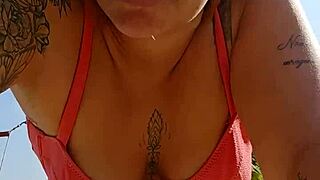 estou na praia gravando e provocando os machos safados