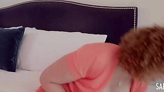 Does Sara Jay's dildo stretch her pussy wide?