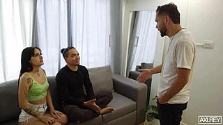 mi esposa ofrece su tight pussy al casero mientras lo veo cuckold