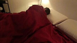 Madrastra caliente deja que hijastro la manosee leche swinger cuckold