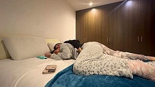 la empleada de mi esposo me toca y luego me da su culo lesbiano cuando el no esta