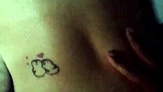 olha essa vizinha gostosa com rabo tatuado