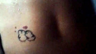 olha essa vizinha gostosa com rabo tatuado