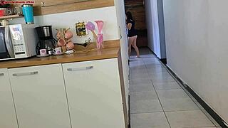 Risky sexo with hubby's friend while he showers almost caught