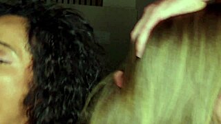 Fomos na festa da fraternidade banging curvy college sluts com os irmaos dotados