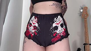 Halloween cameltoe tease drives me wild