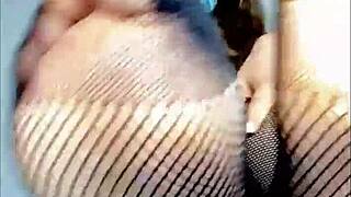 wanna see these sexy feet moving to the music