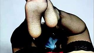 wanna see these sexy feet moving to the music