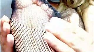 wanna see these sexy feet moving to the music