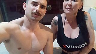 Coroa gostosona milf rides athletic cock between fartos peitos