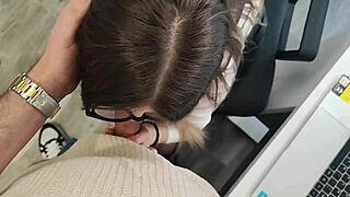 jefa tetona me chupa la verga en la oficina?