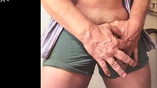 Quer ver esse dotado exibindo pauzão monstro pra cuckold?
