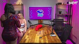 Loira Gostosa Gives Erotic Masturbation Show