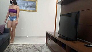 CURVY TANNED BRAZILIAN HOUSEWIFE FLASHES FAT ASS TO TV TECH