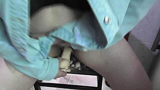 Thick-ass stepsis squirts hard toying pussy in kitchen