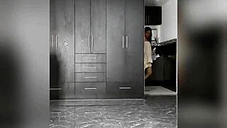 Mi padrastro me ve desnuda y me folla duro en mi habitación chorreando