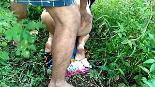 Outdoor Maid Aunty Ko Garden Mein Peshab Karte Pakad Ke Chodti Hai