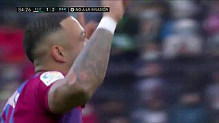 Elche CF battles FC Barcelona in close 1-2 finish