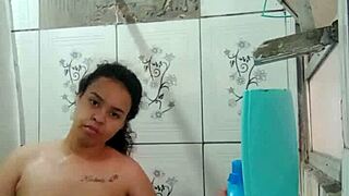 Gostosa Tomando Banho Exibindo Sua Buceta Molhadinha