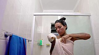 comi a buceta da minha amiga no pelo enquanto ela assistia