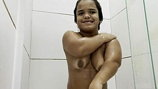 Baixinha Se Masturbando Sozinha No Quarto