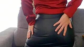 Coucou toi tu aime mon gros cul dans cette jupe en cuir