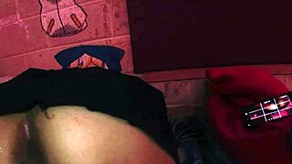 estudiante con uniforme se pone a jugar con un plug