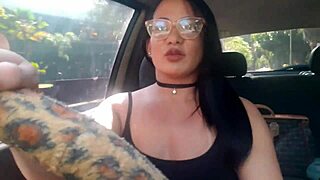 Camera escondida dentro do carro de app mostra m�dico comendo a motorista safada