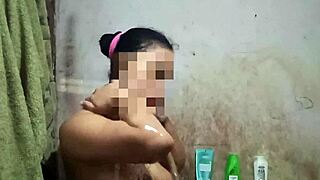 Pengen mandi sambil ngentot sama kamu
