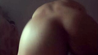 Femboy de bumbum gigante sentando escondido no quarto