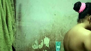 Pengen mandi sambil ngentot sama kamu