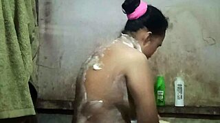 Pengen mandi sambil ngentot sama kamu