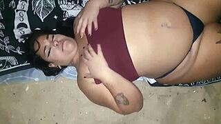 putinha com cuzao curtindo praia solo