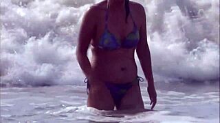 i flash on beach and stranger cums inside