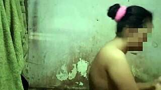 Pengen mandi sambil ngentot sama kamu