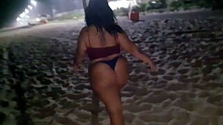 putinha com cuzao curtindo praia solo