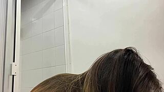 Mi hermanastro entra al baño y me sorprende con su verga
