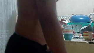 Empleada follada en la cocina casi nos descubre la esposa de mi patrón cdmx