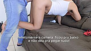 Esposa gostosa empinando a bunda e fazendo sexo com seu marido na sala de estar no apto da sogra e levando muita porra na buceta