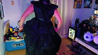 hotwife disfrazada de merlina se folla a su amante