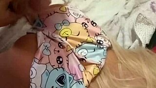 Madrasta Gostosa Se Curva E Enfia O Rosto Do Enteado Em Seu Doce Regalo Por Tr�s Sex Toy