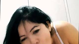 Sobrinha de 18 divide a cama faz boquete escondido enquanto a esposa dele n�o est� em casa com a porta fechada e recebe uma gozada e fica surpresa
