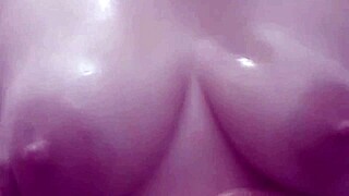 Flagrei Minha Namorada No Banho Pelada Ensaboando Seu Lindo Corpo Nu E Fui Me Masturbar Ate Gozar